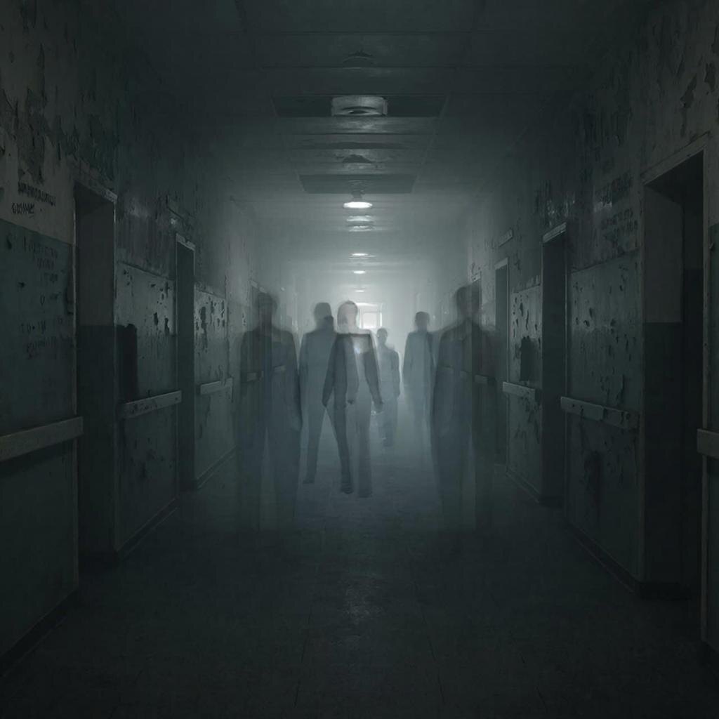 Мрачный коридор с туманными силуэтами