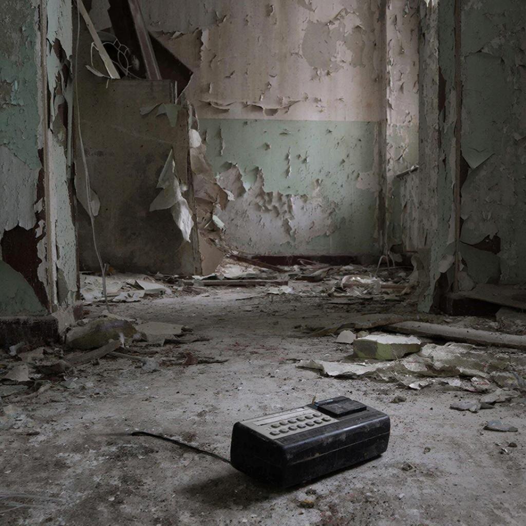 Диктофон на полу