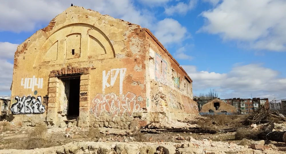 Руины мрачного памятника вновь выставили на продажу в Астрахани