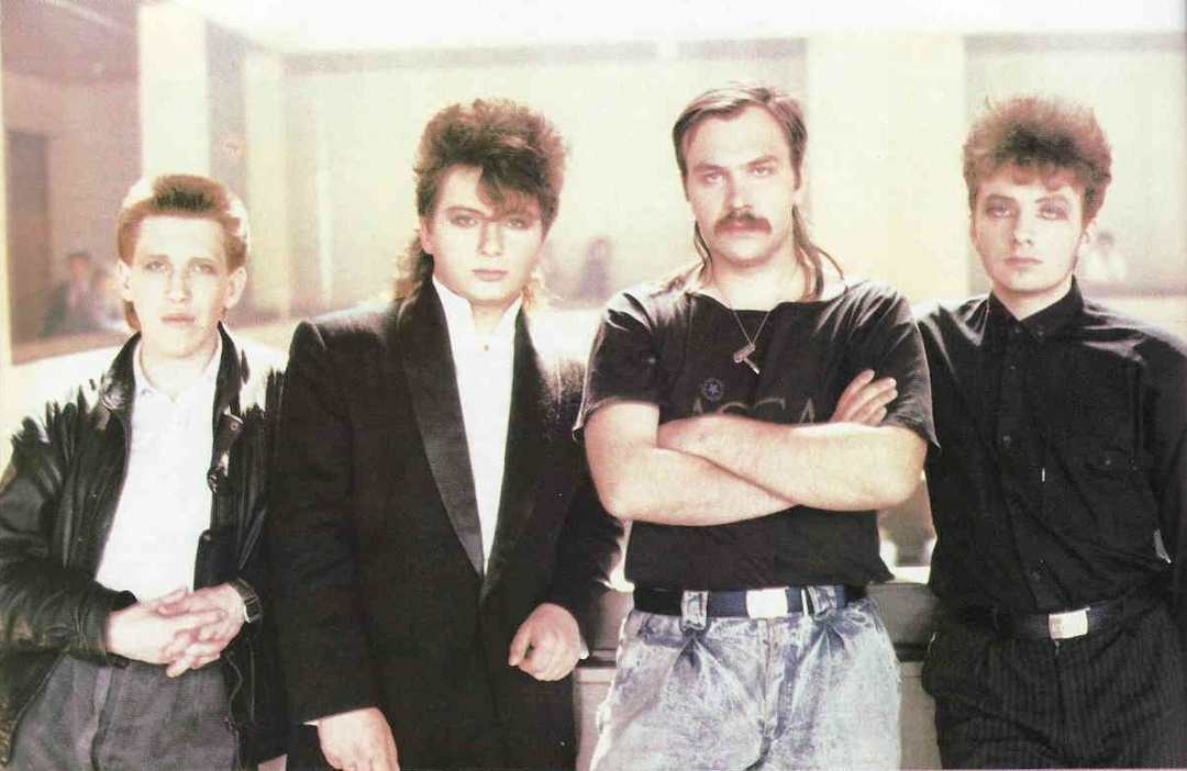 Группа «Агата Кристи» после первого концерта, 1988г. Слева направо: Александр Козлов, Вадим Самойлов, Пётр Май, Глеб Самойлов. Источник: архивы Свердловского рок-клуба