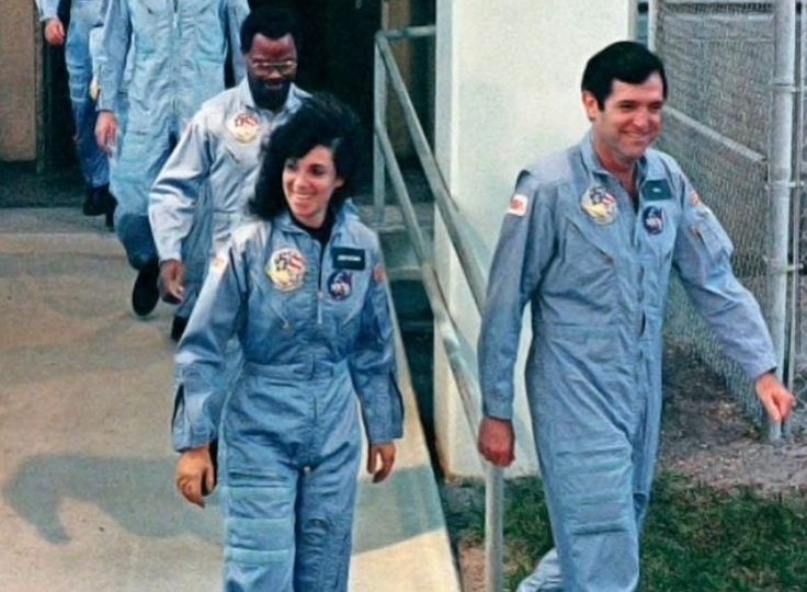 73 секунды, которые потрясли Америку : история гибели шаттла "Челленджер".