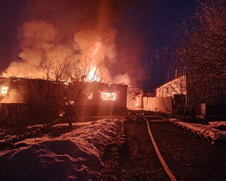     В Курской области утром 23 марта сгорел деревянный дом