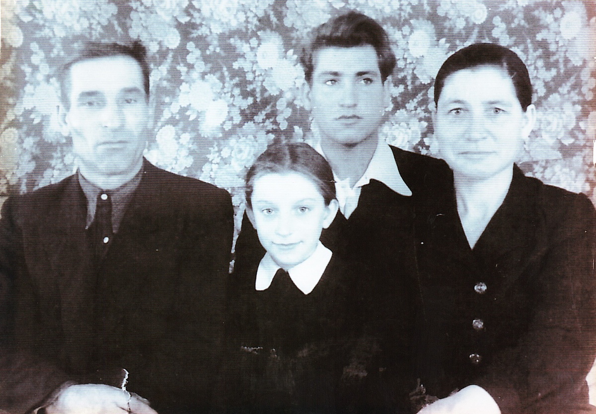 С родителями и сестрёнкой