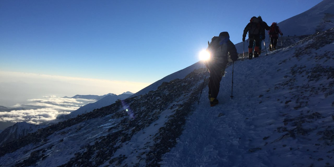 Рассвет над пиком Ленина.