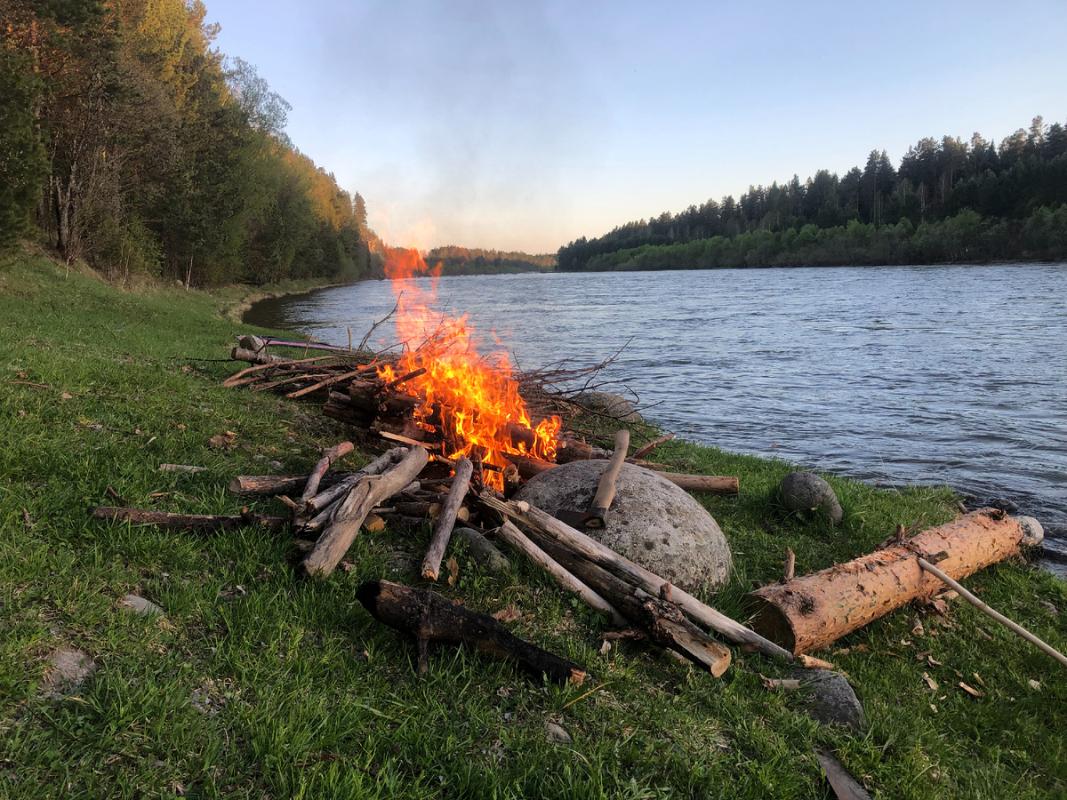 Костер на берегу Бии