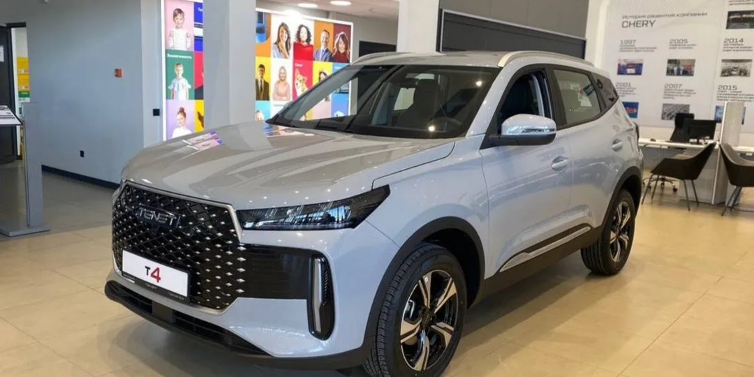 Заехал к дилеру. За сколько продают кроссовер Tenet T4? Какие скидки есть? Есть ли дополнительные скидки на машины 25 года?