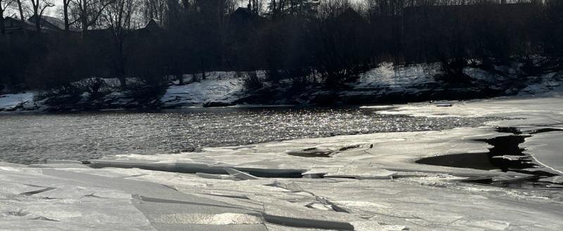 Мужчина рыбачил на Кубенском озере и оказался подо льдом