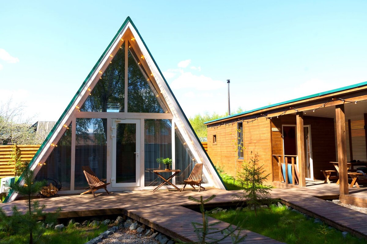 Уютный А-фрэйм домик Афрейм Хэппи в Подмосковье в будний день