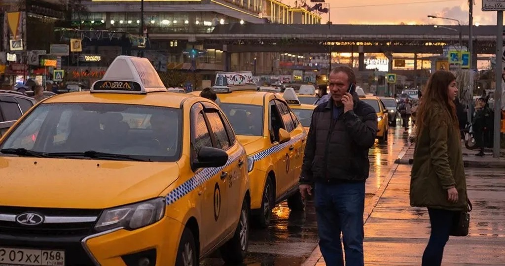 «Возвращаемся на обочину»: специалисты отмечают большие изменения на рынке такси в Новосибирске.