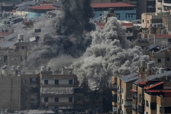 Дым после израильского авиаудара в Дахии, южном пригороде Бейрута, 6 марта 2026 года / Hussein Malla/AP   📷