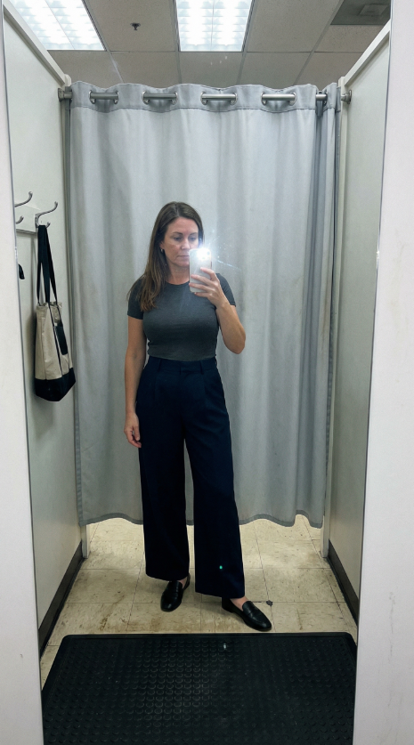 Широкие прямые брюки весна 2026 — высокая посадка, длина до щиколотки, оттенок экрю или тёмно-синий