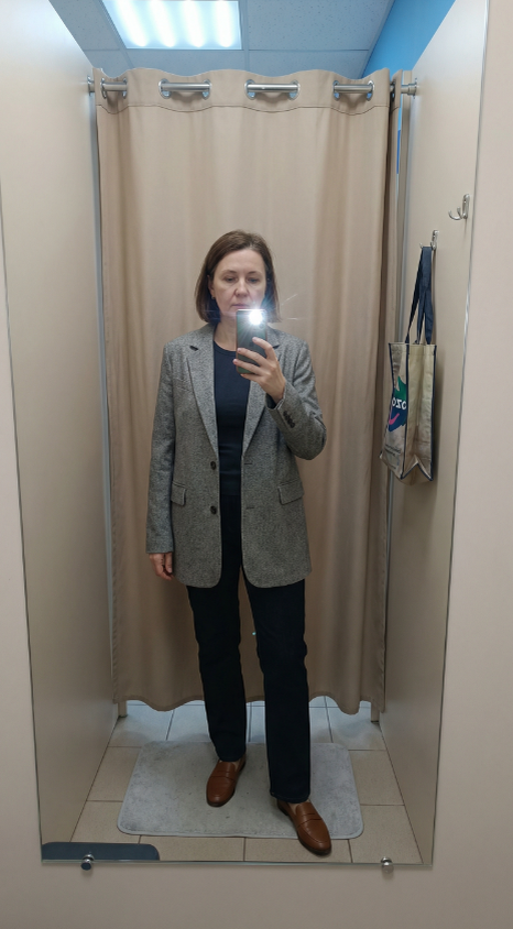 Прямой жакет весна 2026 — свободный крой, длина ниже бедра, серый меланж или тёплый бежевый