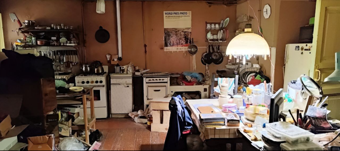 Противоречивая квартира в собственном доме архитектора Дмитриева: потолки 4,2 метра, ужасное состояние и неплохие перспективы.