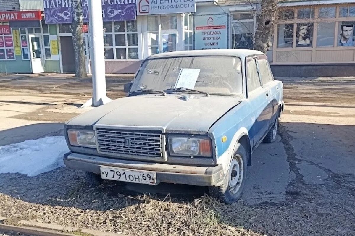    В Твери собираются эвакуировать бесхозный ВАЗ напротив автовокзала