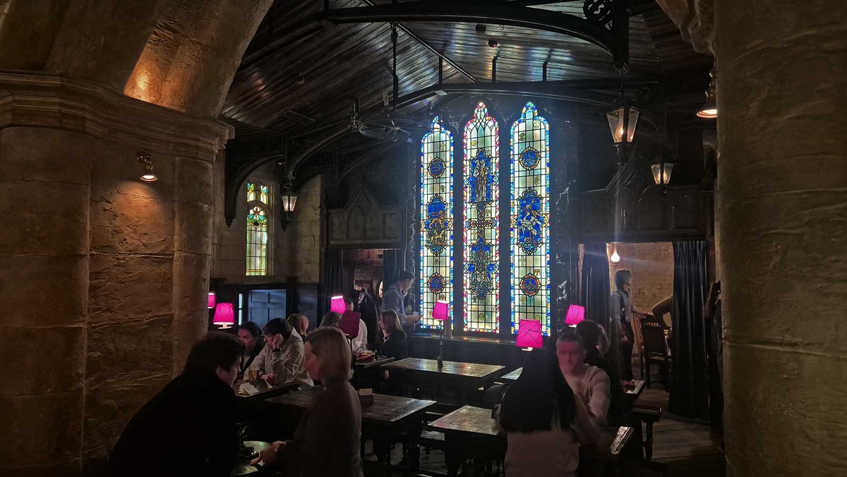 Мебель и предметы интерьера "Тайной комнаты" когда-то находились в реальных готических соборах Европы 