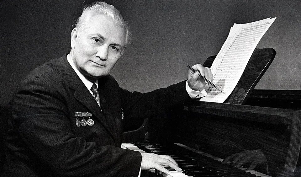   Мухтар Ашрафи, узбекский советский композитор, дирижёр, педагог, общественный деятель, более 30 лет своей посвятил созданию дирижерской школы Узбекистана.