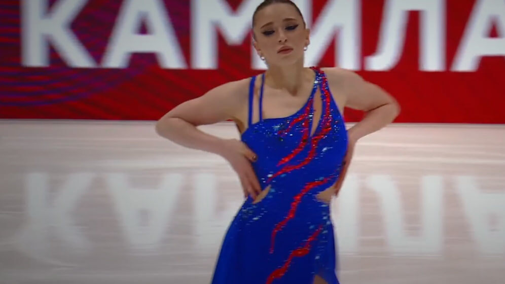 Камила Валиева выбрала синее платье с красными элементами. Кадр из трансляции Первого канала