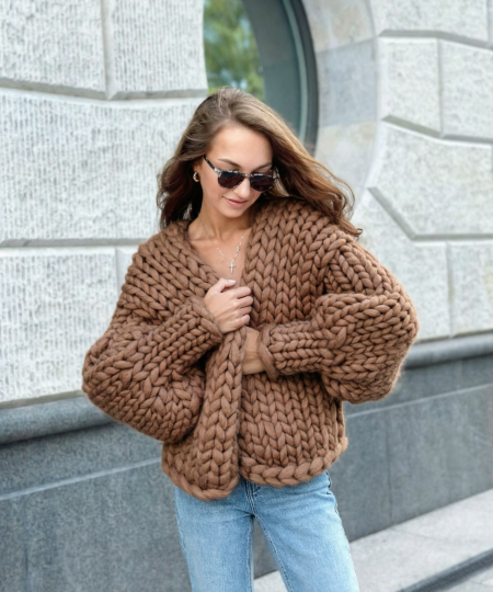 «Вязаный плед на теле?»: почему кардиганы из 80-х вернулись в 2026 году и как носить их, чтобы не выглядеть старше