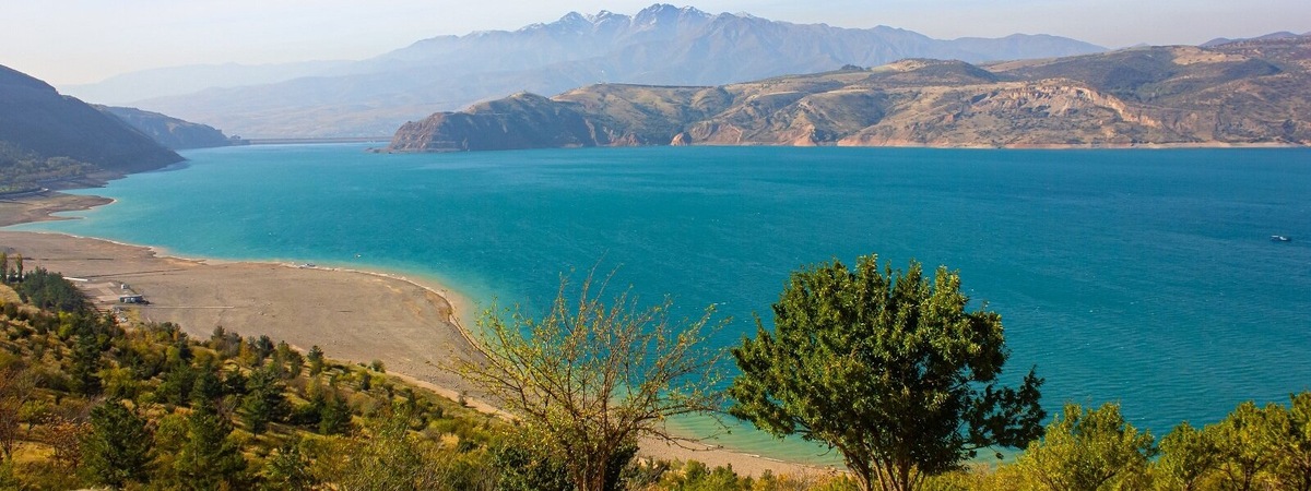    Питают водохранилище три горные реки: Пскем, Коксу и Чаткал, берущие начало с высокогорных ледников Тянь-Шаня.