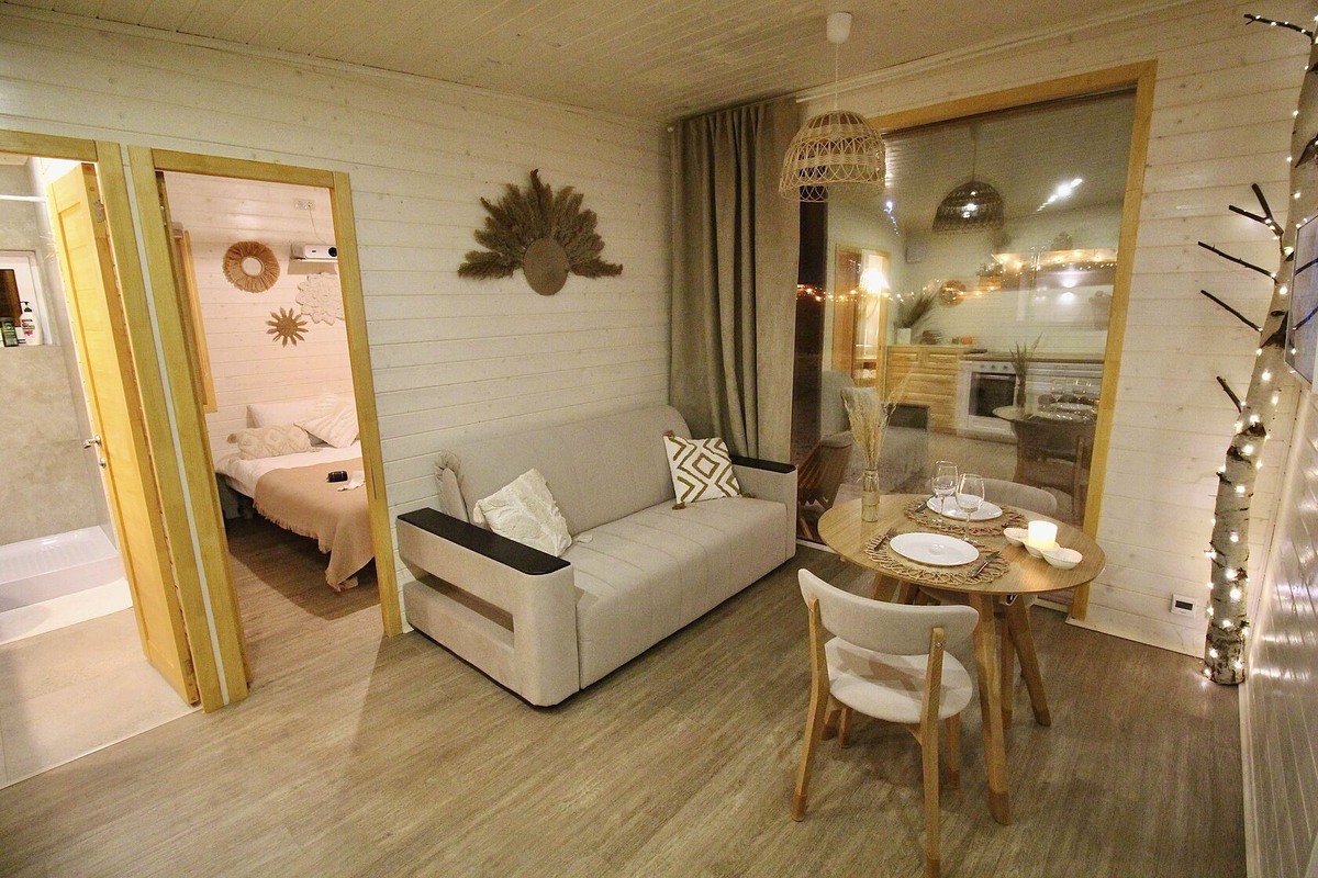 Светлый интерьер компактного домика «Панорама» с панорамным окном — уютное пространство для свидания