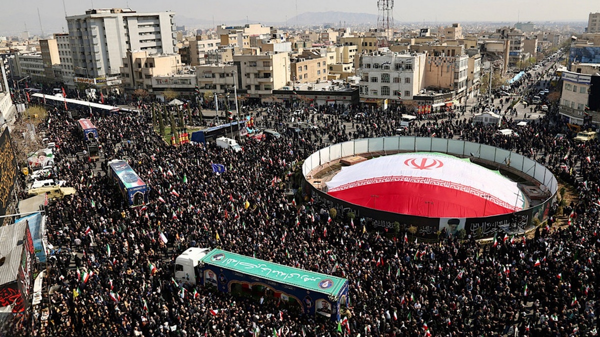    Иранцы хоронят своих вождей и детей, и продолжают сражаться за свою свободу.