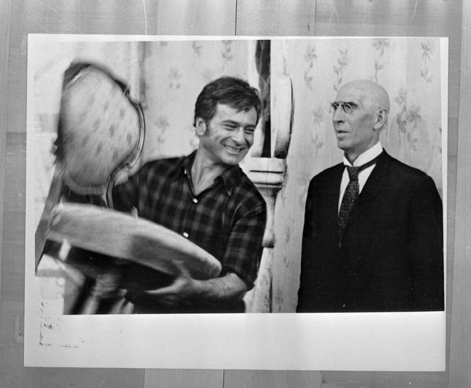    В 17 лет Гомиашвили устроился в Тбилисский театр русской драмы имени Грибоедова. Но вскоре его уволили за то, что он вместе с приятелем срезал с кресел театра кожу и продал её. За это актёр провёл два года в тюрьме / Legion-Media / Кадр из фильма Леонида Гайдая «12 Стульев» (1971) / Mosfilm