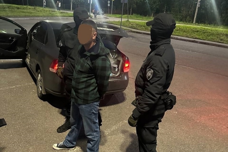    Летом 2025 года на парковке на Матуринской 44-летний обвиняемый продал за 11 тысяч рублей пневматическую винтовку.