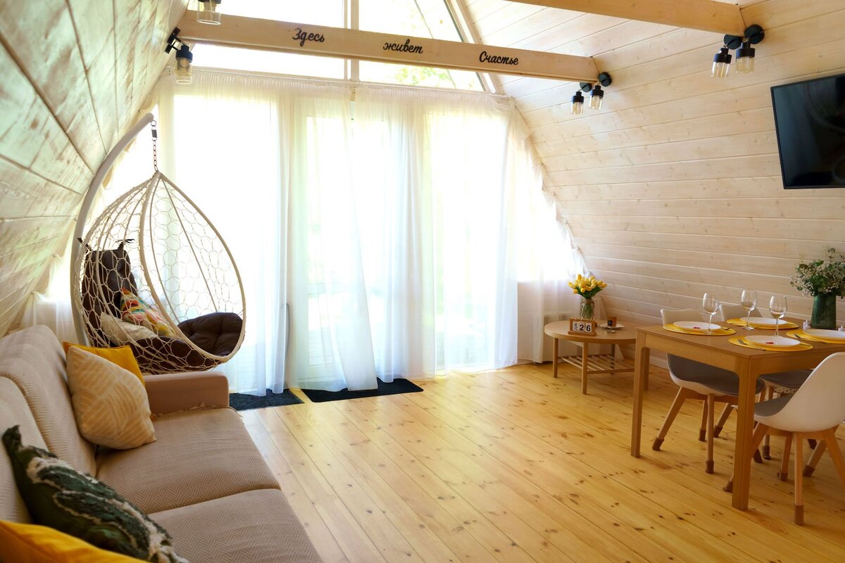 Стильный интерьер премиального домика с панорамным окном и дизайнерской мебелью