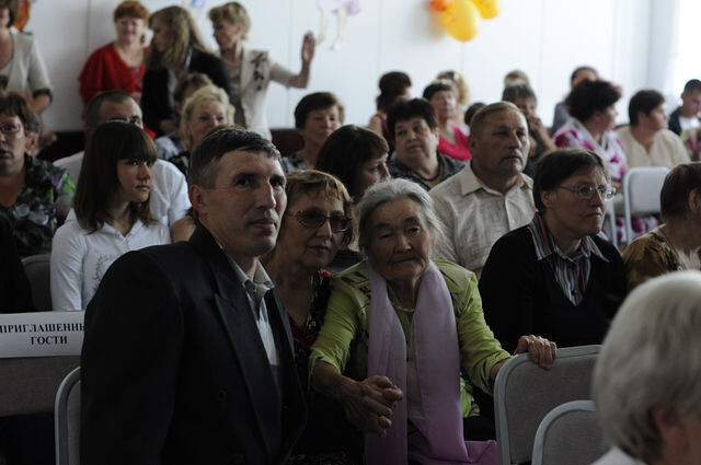 одно из последних фото Полины Петровны. На юбилее детского дома. Тут она с Юрой, которому уже тоже далеко за пятьдесят. 