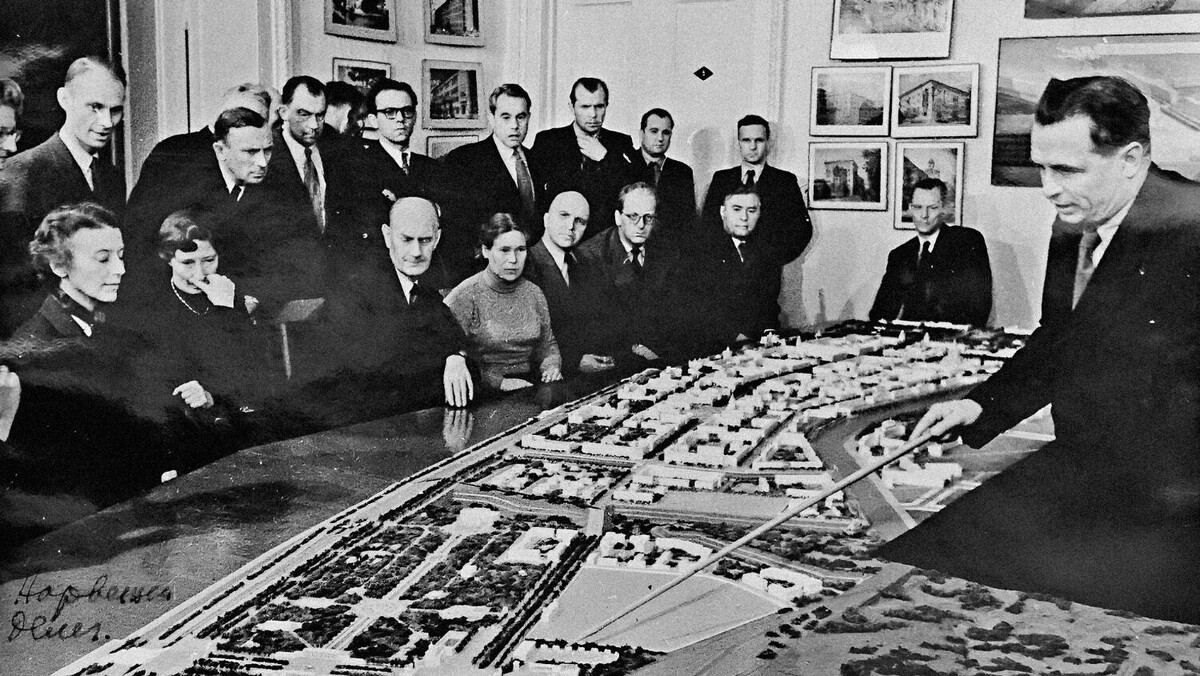    Симбирцев показывает членам норвежской делегации макет центральной части Сталинграда   Волгоградский областной краеведческий музей