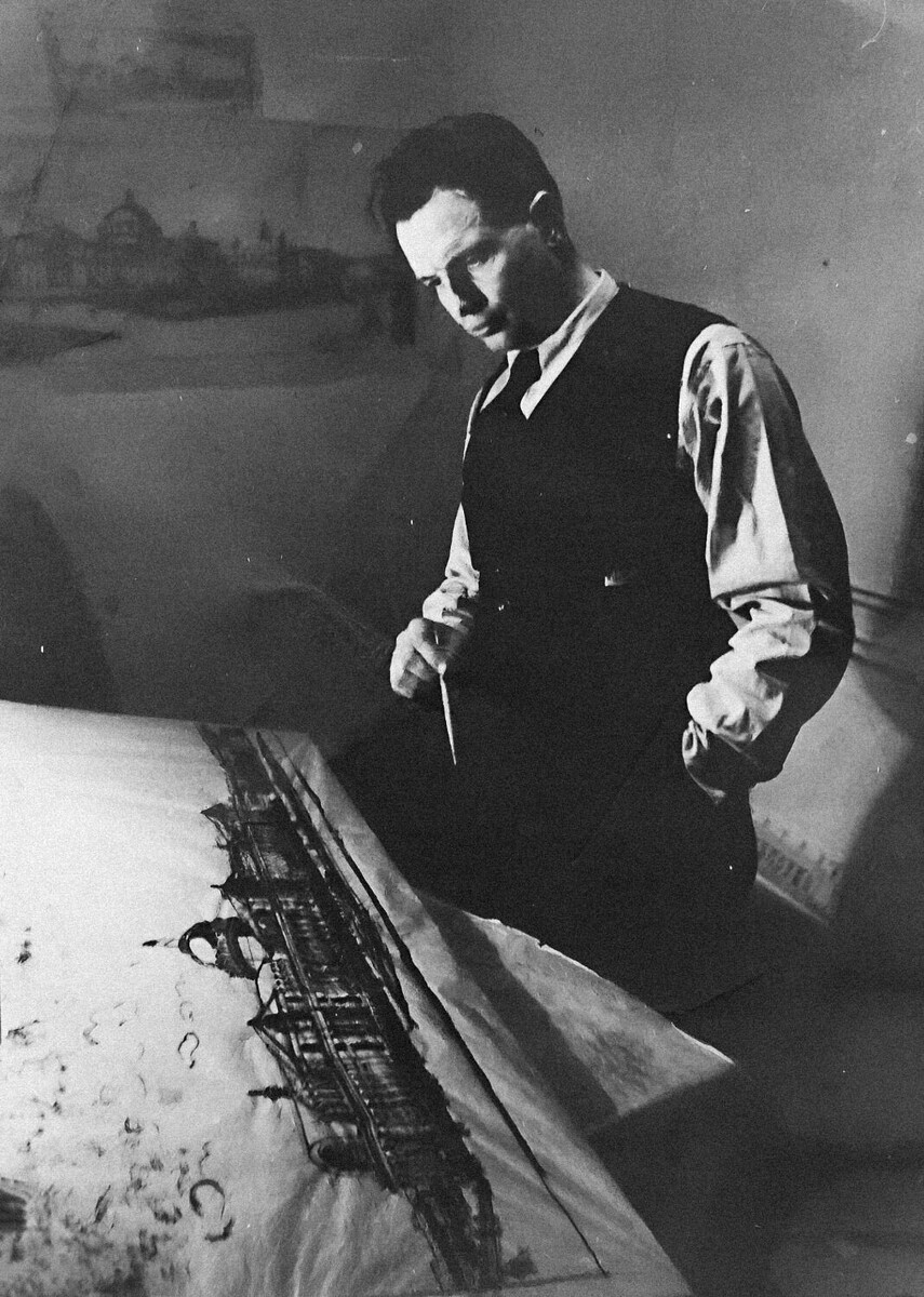    Главный архитектор Сталинграда Симбирцев в работе над проектом нового здания ж/д вокзала   Зельма Г.А. / Волгоградский областной краеведческий музей