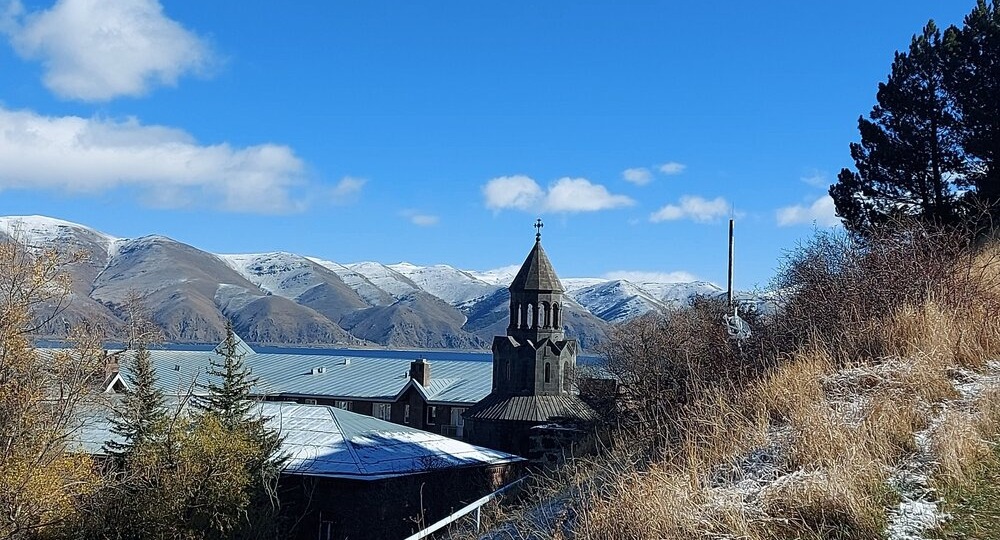 Путешествие по солнечной Армении или о чем молчат камни. Жемчужина Армении — озеро Севан. Ресторан «У Семо» — место, которое стоит посетить.