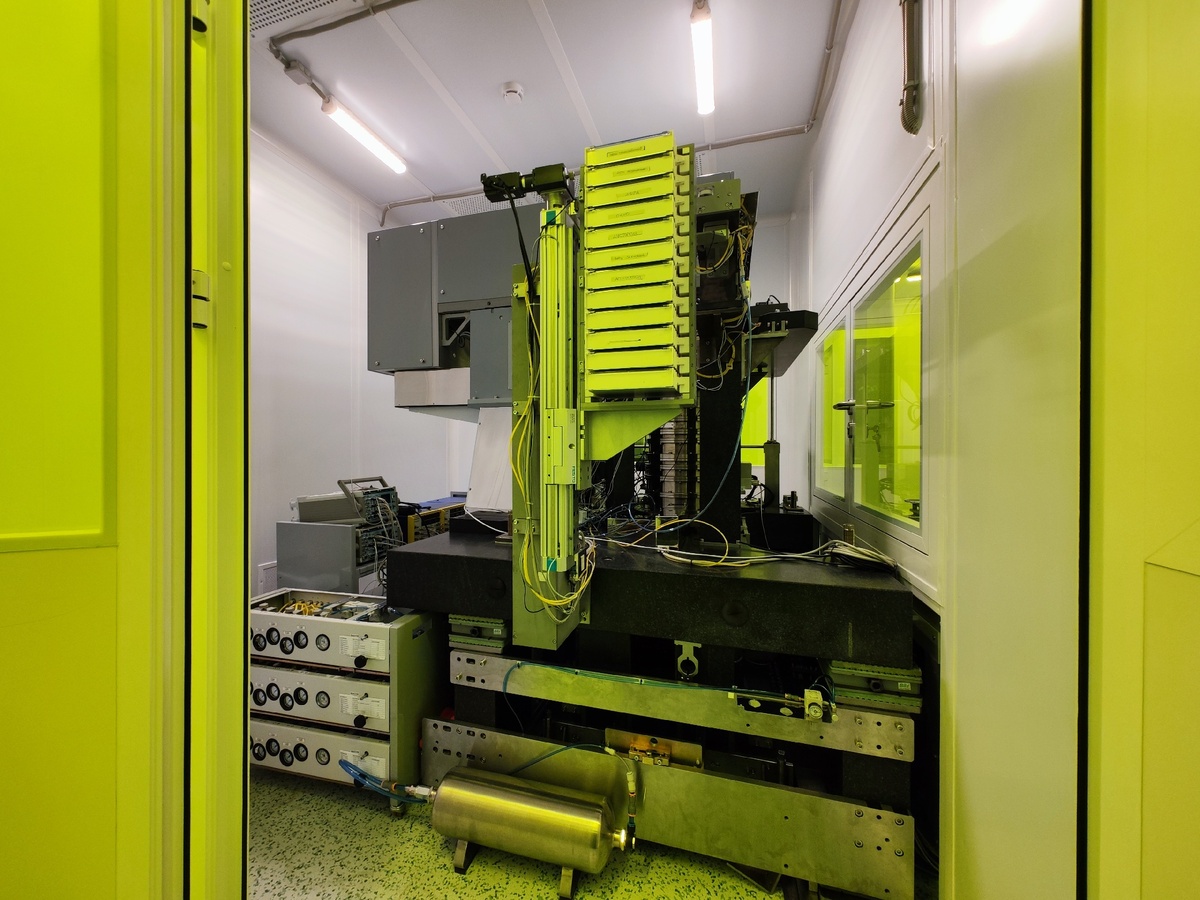 Первая российская  шаговая установка совмещения и экспонирования (техпроцесс 350 нм) производства Зеленоградского нанотехнологического центра. Изображение: zntc.ru