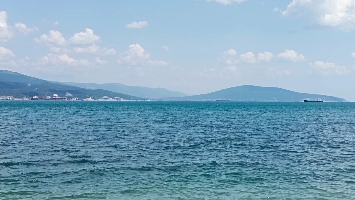 Центральный городской пляж. Самое доступное и популярное место для купания в Новороссийске. Прямо в черте города, с живописным видом на бухту и порт, он отлично подойдёт тем, кто хочет быстро добраться до моря без лишних заморочек.