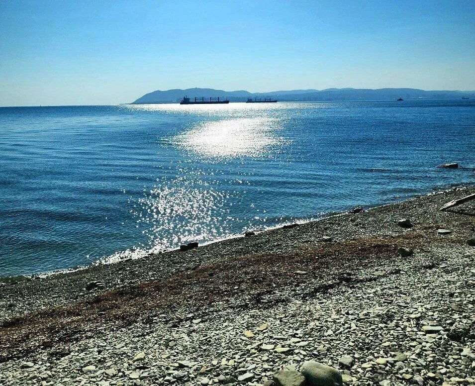 Отличный выбор для тех, кто ищет не просто море, а полноценный пляжный досуг с комфортом. Здесь всё на уровне: лежаки, зонтики, бунгало с матрасами и даже уютные бунгало со столиками и диванчиками – почти как мини-лаунж на берегу.