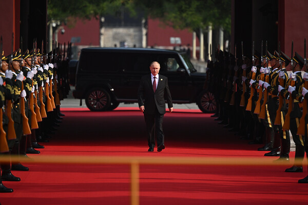 Президент РФ Владимир Путин перед совместным фотографированием глав иностранных делегаций, приглашенных на торжественные мероприятия по случаю 80-й годовщины Победы китайского народа в войне сопротивления Японии и окончания Второй мировой войны в Пекине, Китай, 3 сентября 2025 года / Сергей Бобылев/РИА Новости   📷