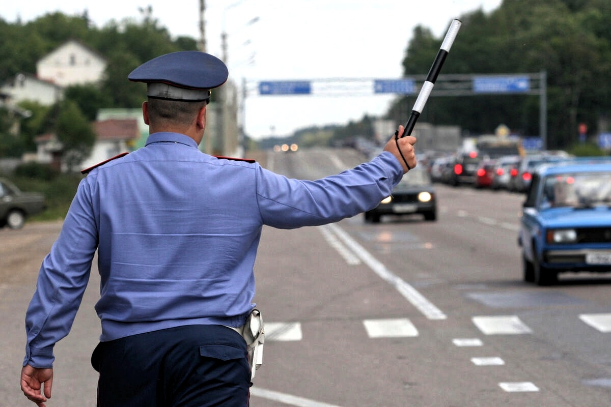 Оформление административных материалов на нарушителя ПДД "выбивает" дорожного полицейского от процесса несения службы минимум на полчаса. Фото из открытых источников.
