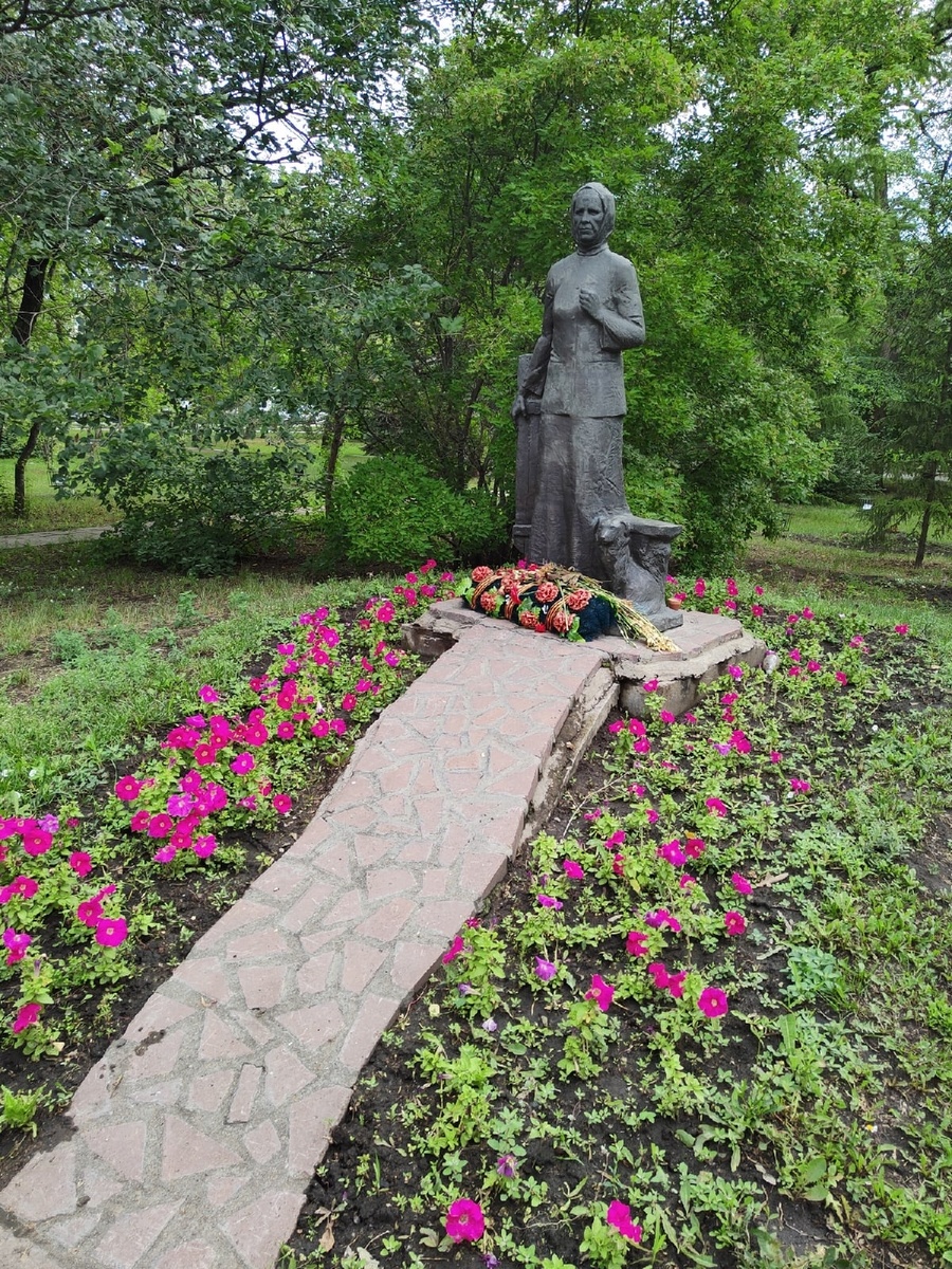 памятник Анастасии Акатьевне Ларионовой в г. Омске. Фото автора, 2022 год.