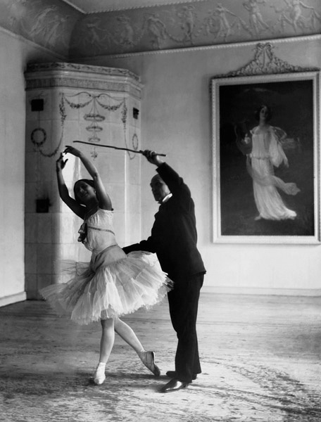 Балерина Анна Павлова на репетиции с педагогом Энрико Чекетти в своей студии. Фотоателье Карла Буллы, 1907 год, г. Санкт-Петербург, Центральный государственный архив кинофотофонодокументов Санкт-Петербурга.