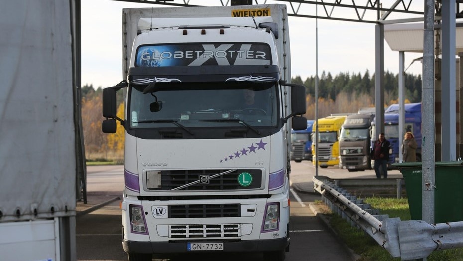    Большегрузный транспорт на границе РФ и Финляндии. Автор фото: Ковалев Петр/архив "ДП"