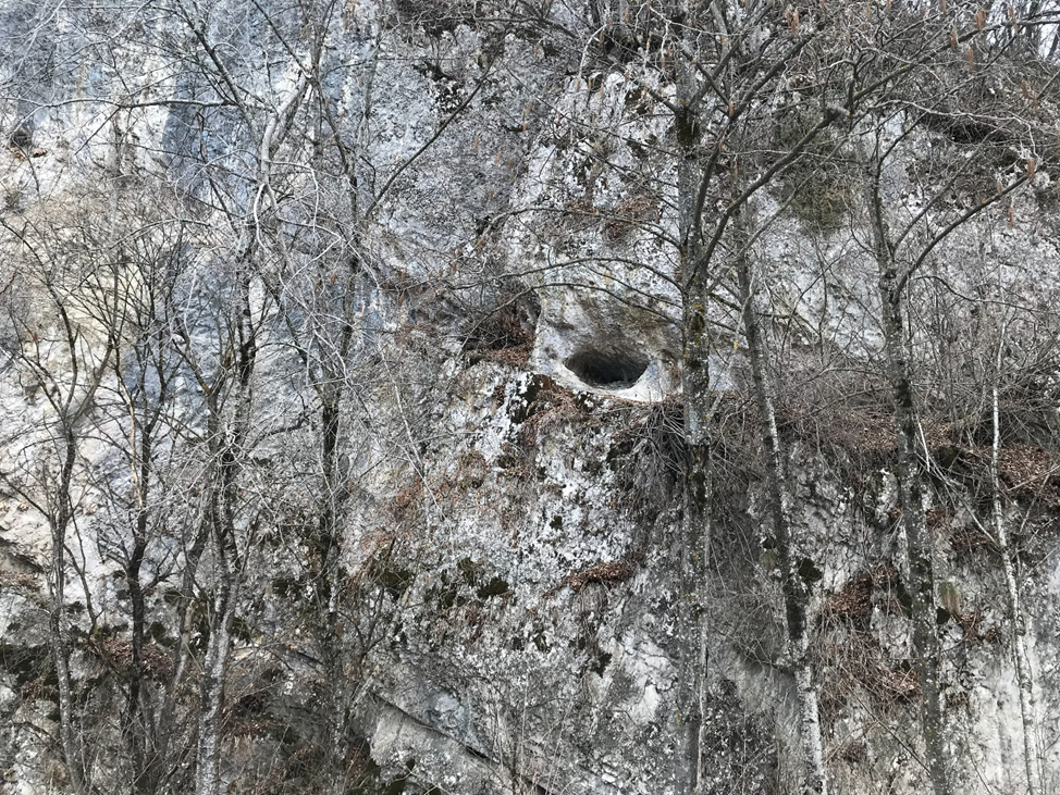 Доломитовые скалы смыкаются над дорогой, внимательно наблюдая за человеками чёрными провалами пещер. Фотография С.П. Якуцени ©