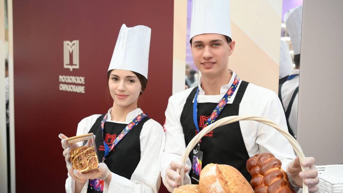   Студентка Московского образовательного комплекса имени В. Талалихина Вера Берла и студент колледжа сферы услуг № 10 Александр Сатин на Форуме колледжей в Гостином Дворе знакомят школьников и их родителей с профессиями, по которым проходят обучение / Фото: Пелагия Замятина / Вечерняя Москва