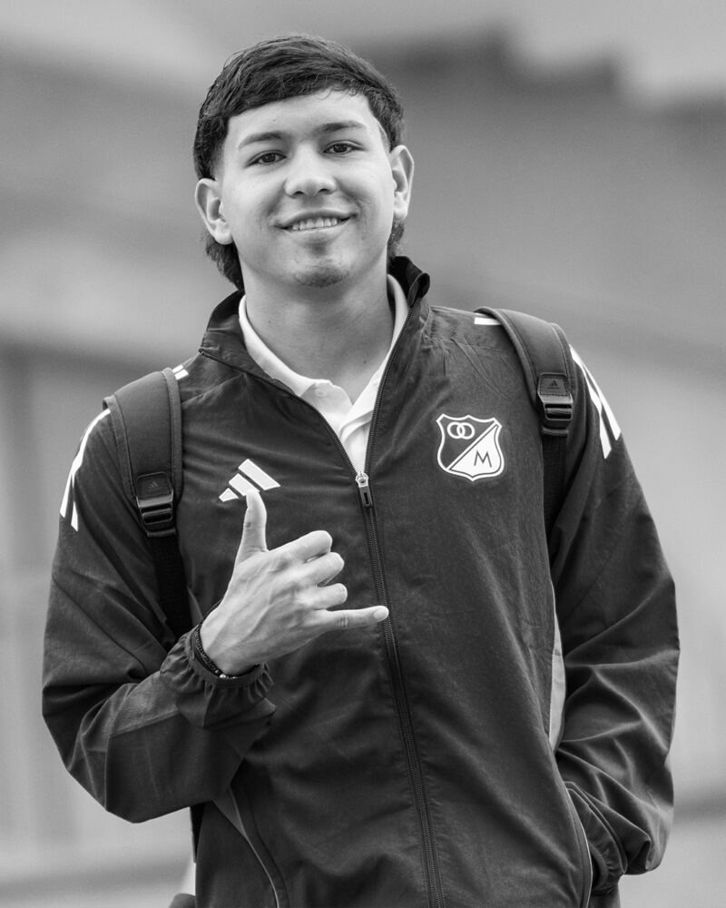    В Колумбии молодой футболист умер после потери сознания во время матча