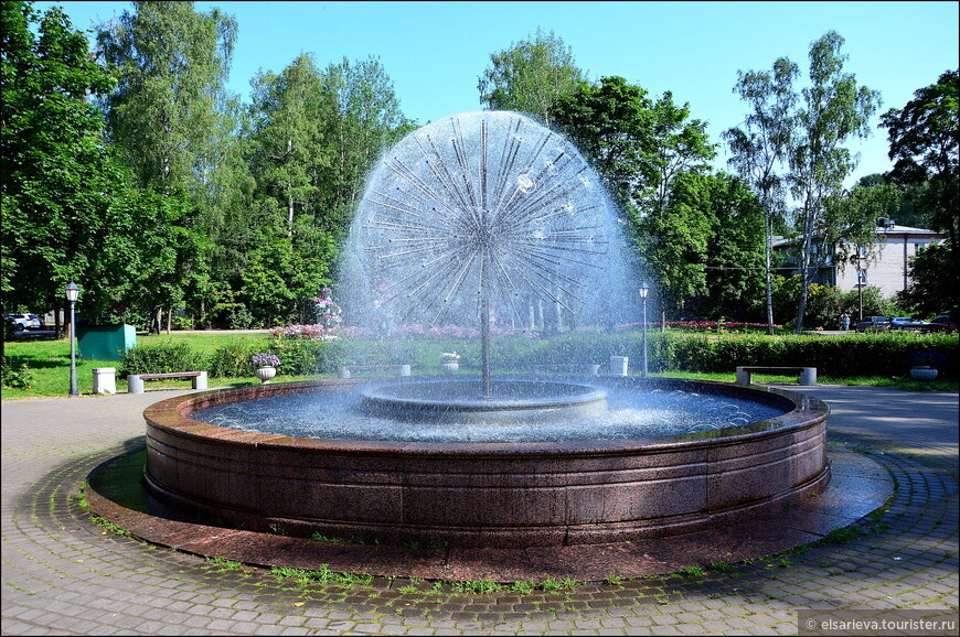 В сквере у Банковской площади замечаю «пушистый» фонтан-одуванчик © Елена Сариева