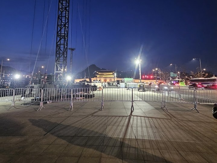 возвращаем вашу площадь, уважаемые горожане. Пустынна, как и всегда...