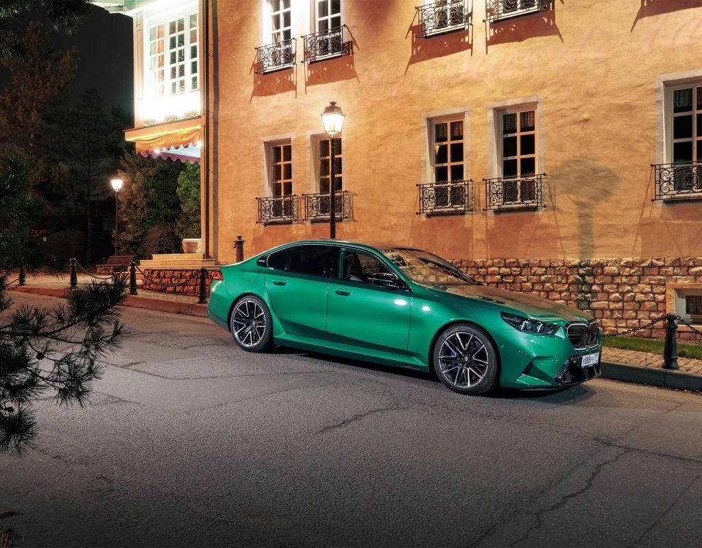 Дизайн G90 не раскрывается с первого взгляда; нужны свет и тьма, чтобы увидеть его сложные грани и множество важных деталей.