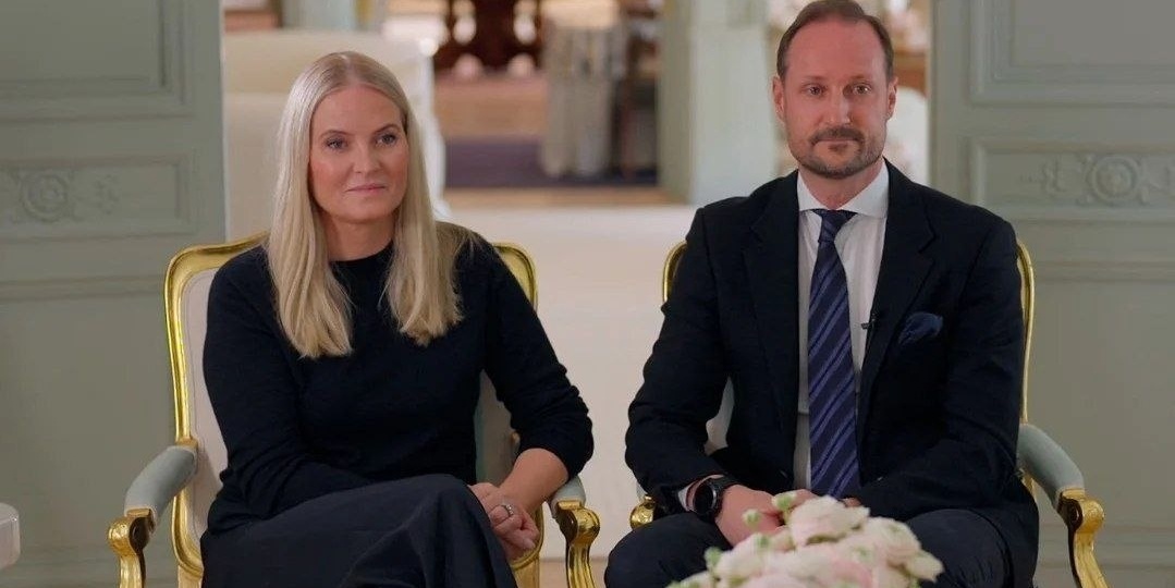 Когда-то корона держалась на дистанции, ритуале и ощущении формы.