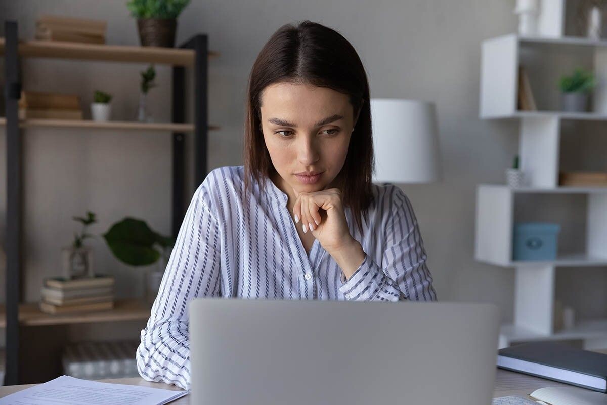 Как выключить или перезагрузить ноутбук с помощью клавиатуры? Используйте горячие клавиши. Источник: fizkes / Shutterstock / FOTODOM📷
