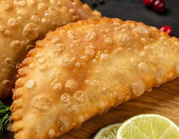 Хруст на весь дом: поняла, как приготовить идеальные чебуреки с пузырьками — надо было их "искупать"