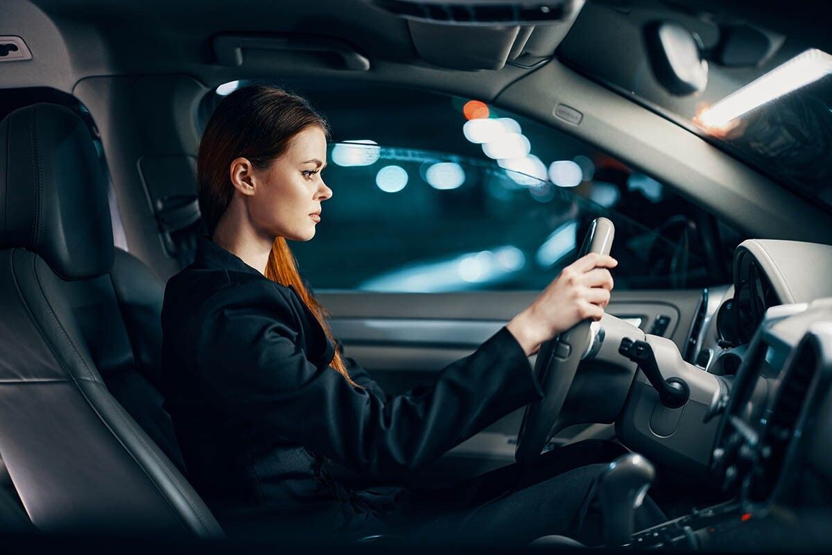 Когда руль бьет на скорости, это связано не с рулевым механизмом, а с неисправностями других узлов автомобиля. Источник: wedmoments.stock / Shutterstock / FOTODOM📷
